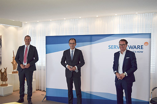 Hessischer Finanzminister Michael Boddenberg zu Gast bei Serviceware SE, Bad Camberg, zwischen den Gründern Harald Popp (CFO) und Dirk Martin (CEO).