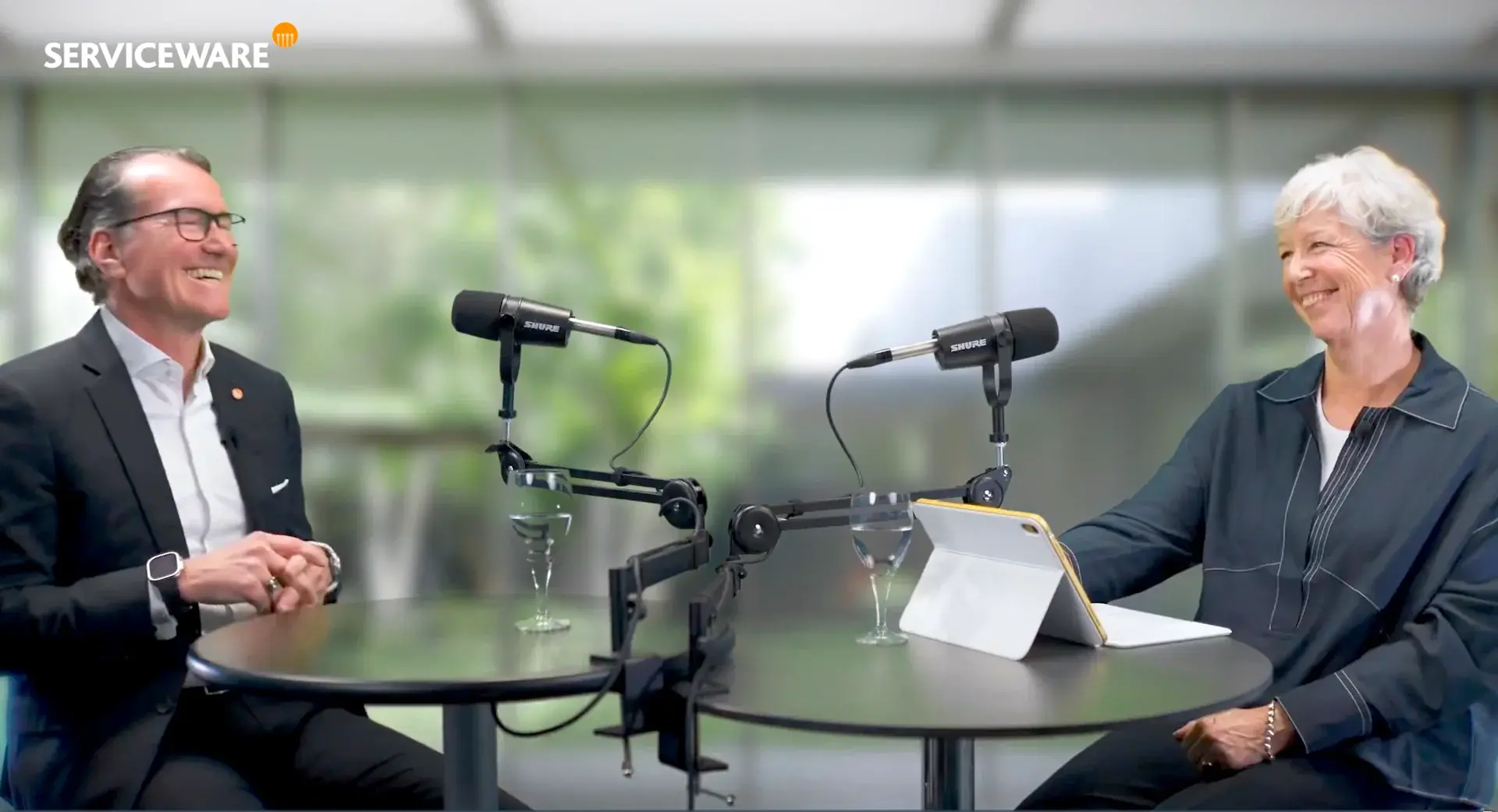 Eveline Oehrich und Dirk Martin von Serviceware in gespraech