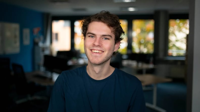 Junger Dual-Student.