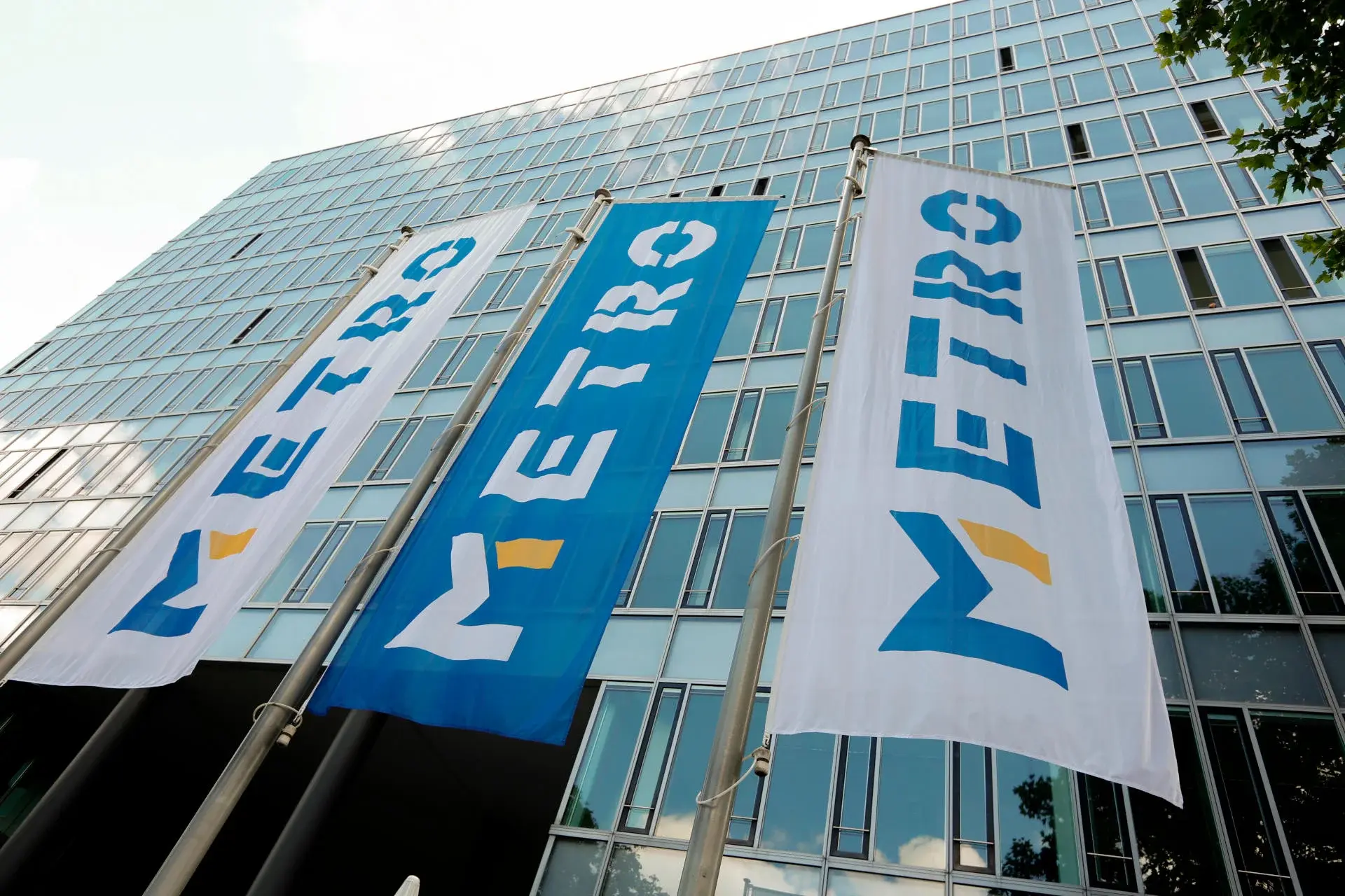 metro-headquarters-flags