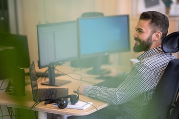 Auszubildender für IT-System-Management am Sschreibtisch.