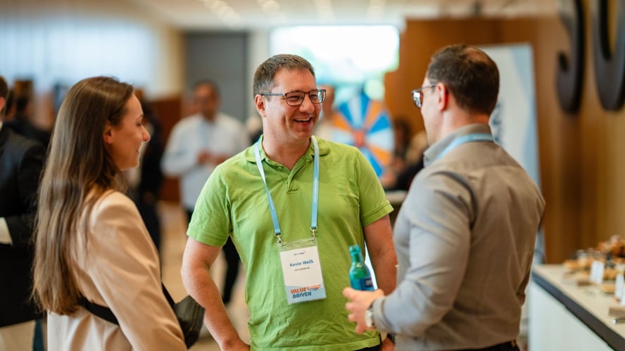 gespraech-mit-kunden-auf-dem-serviceware-forum-26