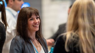 glueckliche-kundin-auf-dem-forum-25