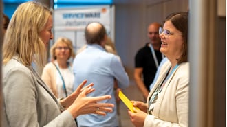 kunde-mit-serviceware-mitarbeiterin-im-austausch