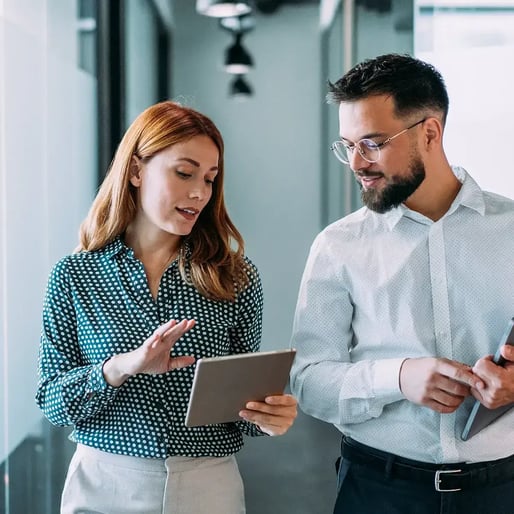 consulting-vrouw-en-mannen-walking-discussing-met-tablet-quare