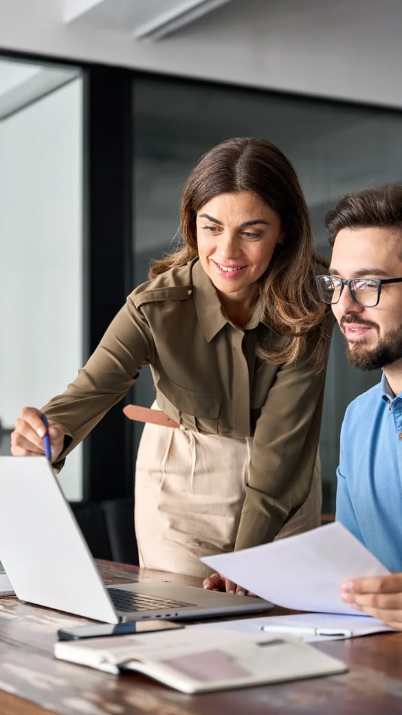 consulting-woman-explaining-to-man-pointing-to-laptop