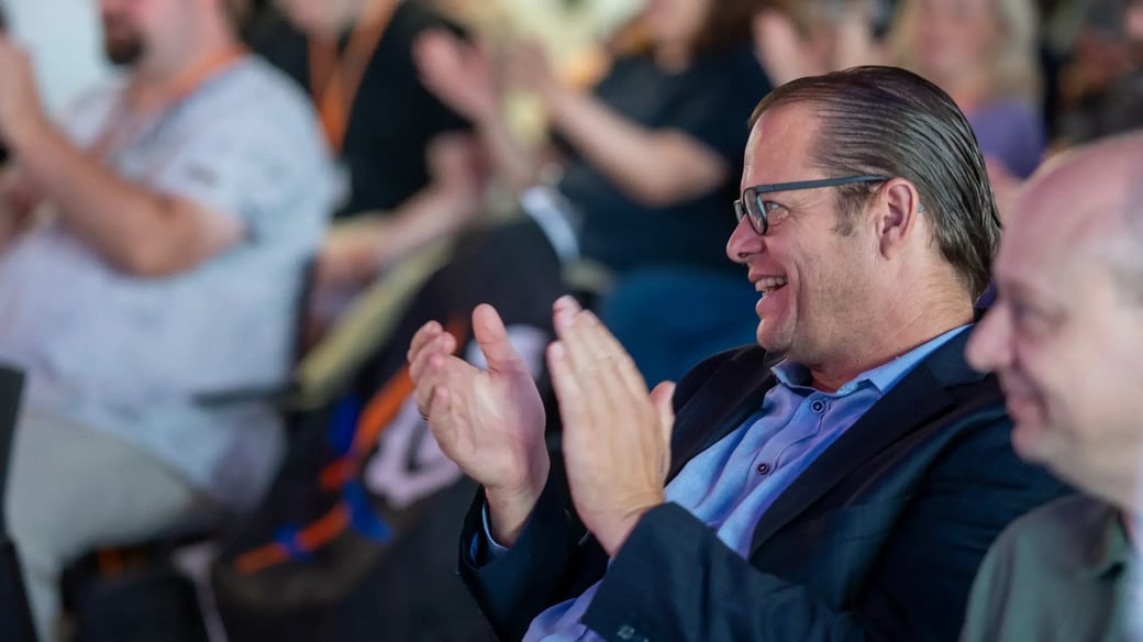 serviceware-harald-popp-clapping-smiling-in-audience