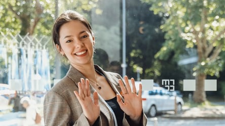 serviceware-vrouw-smiling-to-camera-wuivend