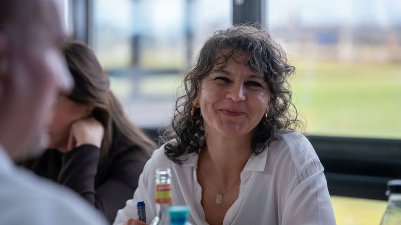 serviceware-vrouw-knipoogt-naar-camera