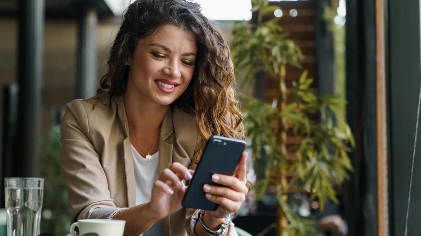 esm-customer-service-woman-typing-on-phone