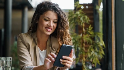 esm-vrouw-smiling-smartphone-publieke-omgeving