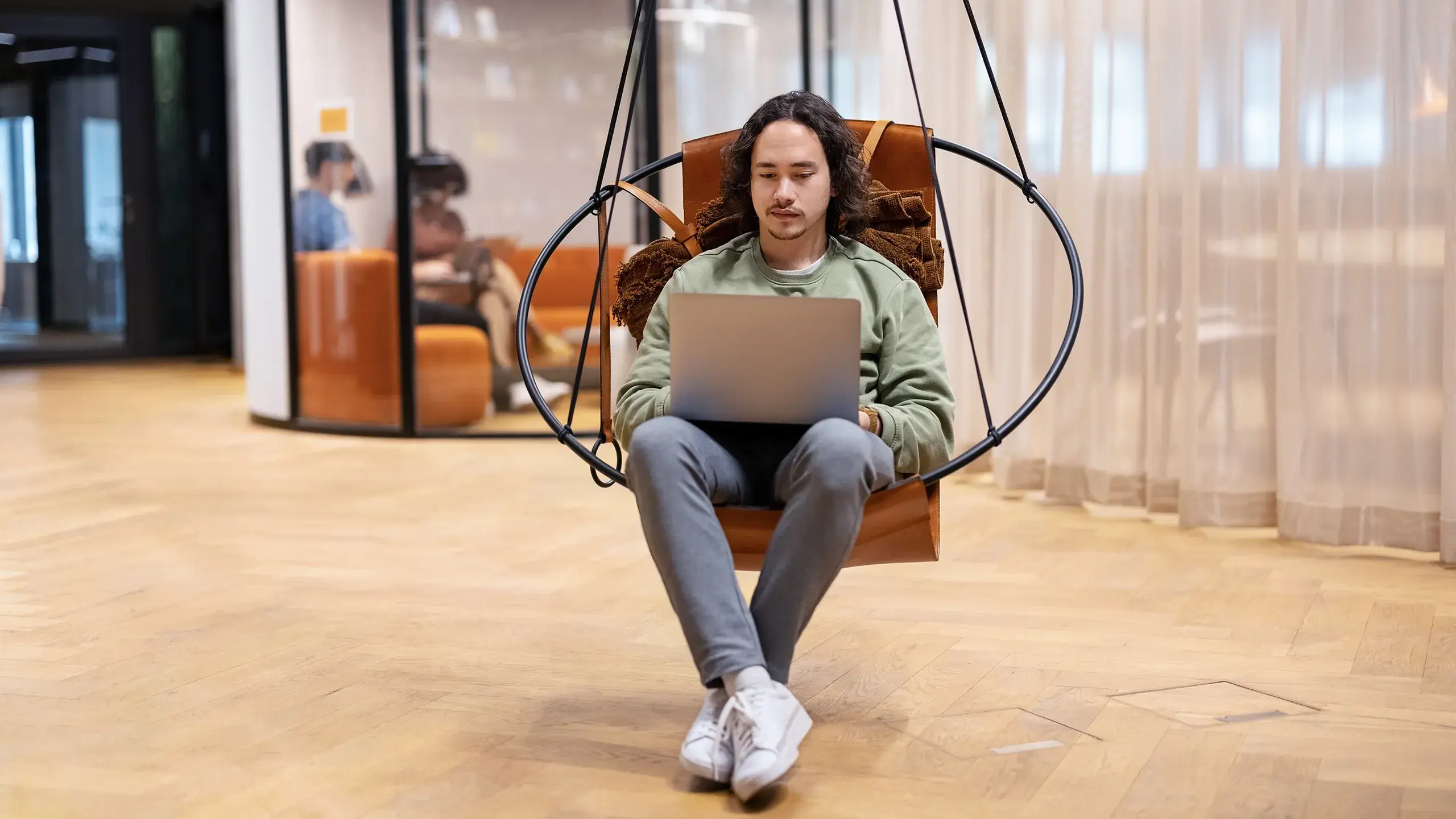 Person arbeitet mit Laptop im Büro und beschäftigt sich mit der ITIL Foundation Version 5 und Wertschöpfung im IT Service Management