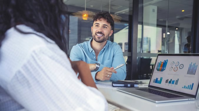 financial-man-explaining-to-woman-with-dashboard
