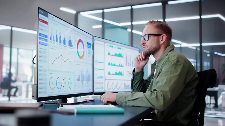 finanz-mann-mit-schreibtafel-seriös