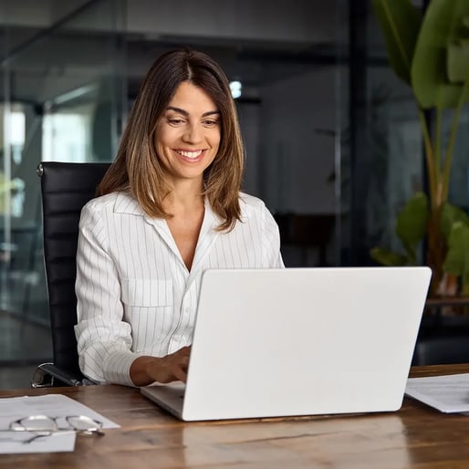 financieel-vrouw-lachend-met-laptop-vierkant