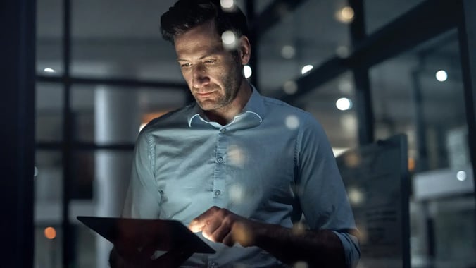 IT controller checking benchmarking data