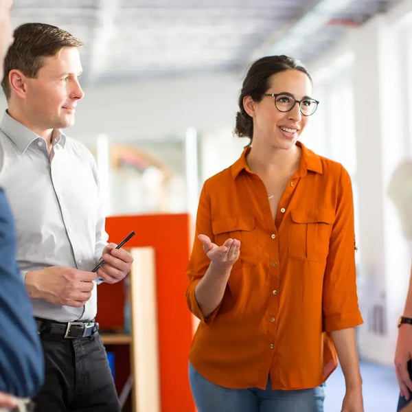 HR-Team bestehend aus mehreren Personen, die miteinander sprechen.