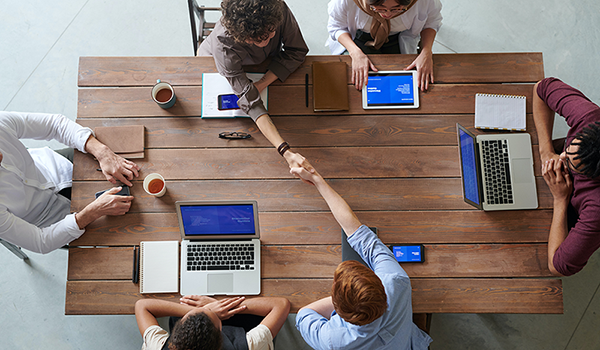 IT Change Management sorgt dafür, dass Mitarbeiter problemlos digital kommunizieren und zusammenarbeiten können