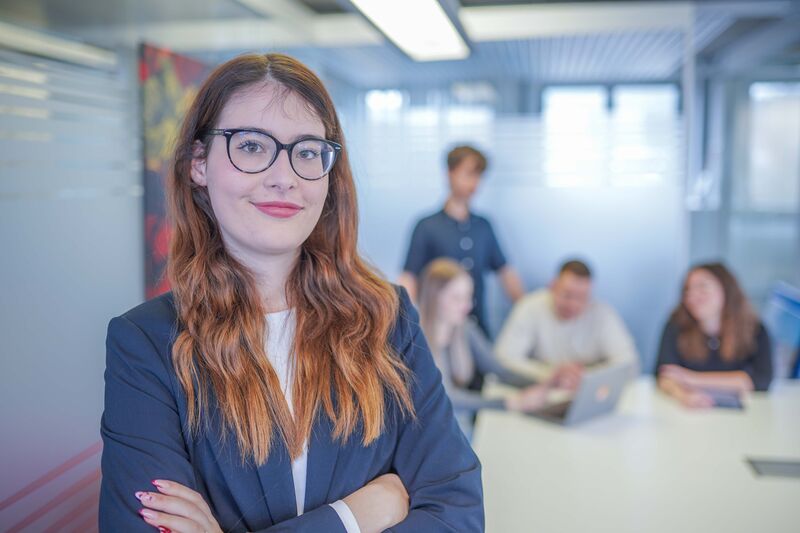 Leontina mit Serviceware Kolleginnen