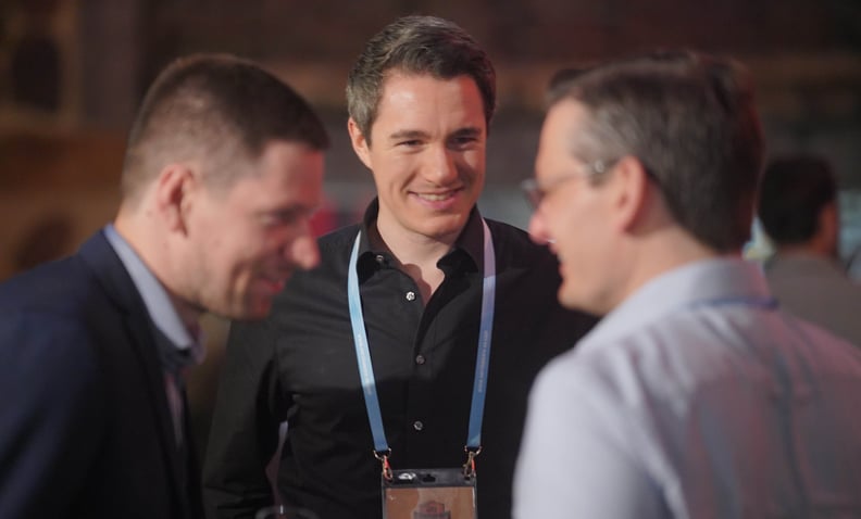 Serviceware Group Director Product Engineering Tobias Unger auf einem IT-Event im Gespräch.