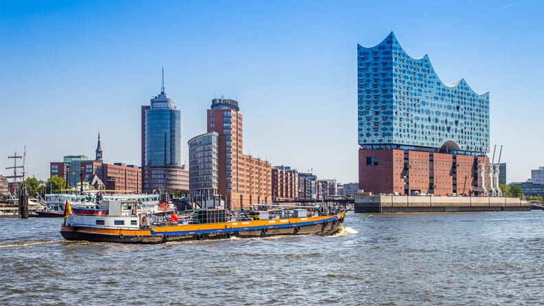 Die Elbphilharmonie und ein vorbeifahrendes Schiff im Hamburger Hafen