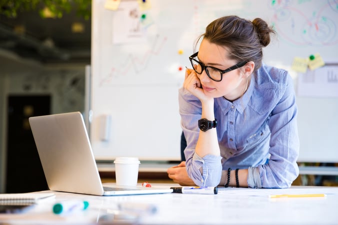 Junge Geschäftsfrau arbeitet im Büro