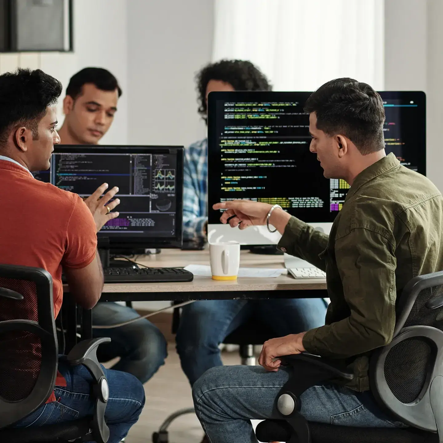 Entwickler besprechen Code einer modernen ITSM-Plattform