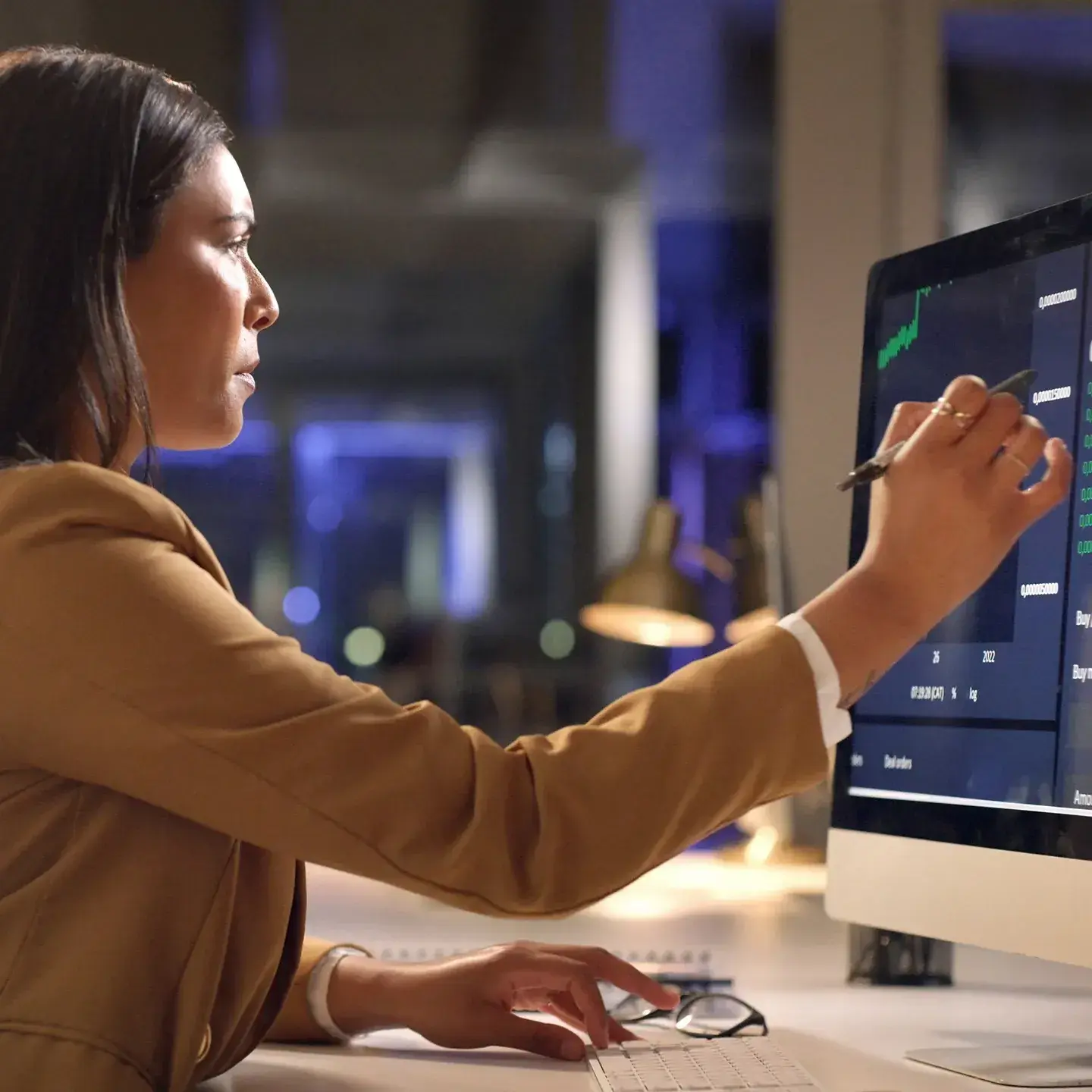 IT-Controller prüft die Kostenverteilung